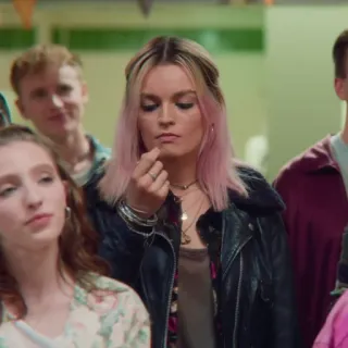 🌸 Maeve Wiley Sex Education Maeve Wiley, Sex Education, pelo rosa, chaqueta de cuero, drama adolescente, serie Netflix telegram sticker