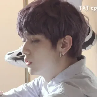 🎐 TXT ep kpop, cantante, uomo, orecchino, capelli viola telegram sticker