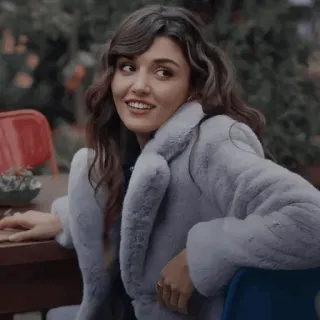 🐾 mujer, Hande Erçel, actriz, abrigo de piel, retrato, celebridad telegram sticker