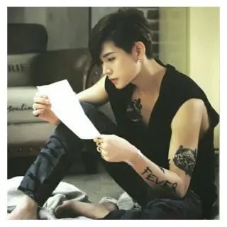 📜 FEVER Tattoo, Man, Zittend, Binnen, Lezen telegram sticker