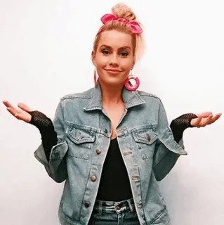 🗽 donna, giacca di jeans, accessori rosa, moda anni '80, bionda, casual, ritratto telegram sticker