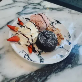 🍨 Dessert, Schokoladenkuchen mit flüssigem Kern, Eis, Schlagsahne, Erdbeere, Essen whatsapp sticker