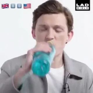 ⚙ Tom Holland actor, bebiendo, botella de agua, entrevista, LADbible whatsapp sticker