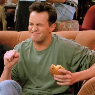 😬 Chandler Bing Friends uomo, mangiare, sitcom, televisione, anni 90, friends, divertente telegram sticker