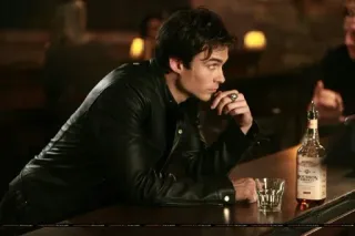 🖤 Damon Salvatore The Vampire Diaries vampiro, alcohol, bebiendo, bar, chaqueta de cuero, Ian Somerhalder whatsapp sticker
