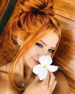 🎶 femme, portrait, fleur, beauté, rousse, collier, bijou telegram sticker