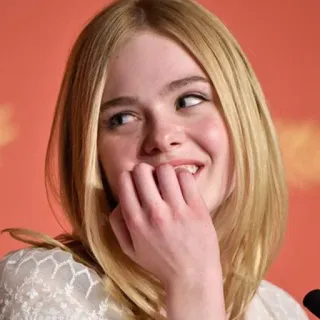 😍 Elle Fanning Schauspielerin, blond, lächelnd, Porträt, Promi whatsapp sticker