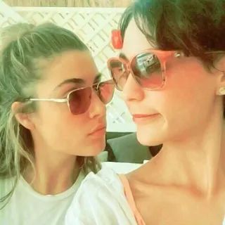 😐 mulheres, óculos de sol, selfie, interior, pessoas telegram sticker
