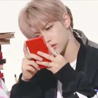 🤨 Felix kpop, stray kids, idol, selfie, czerwony telefon, felix lee telegram sticker
