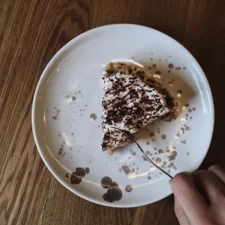 🥮 sobremesa, bolo, fatia, comida, prato, chocolate, creme, garfo whatsapp sticker