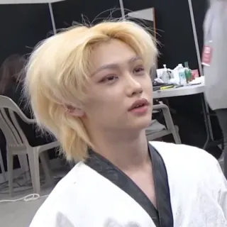 🤯 Felix portret, osoba, mężczyzna, blond włosy, Stray Kids, Kpop telegram sticker