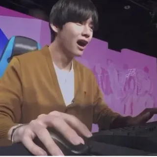 😳 hombre, gaming, ordenador, teclado, tecnología, kpop telegram sticker