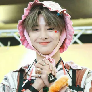 🐰 kpop, idol, niedlich, hut, porträt, mann, person whatsapp sticker