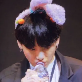 🍼 homem, água, bebendo, orelhas de coelho, K-pop, idol telegram sticker