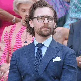 🌐 Tom Hiddleston Tom Hiddleston, ator, celebridade, óculos, fato whatsapp sticker