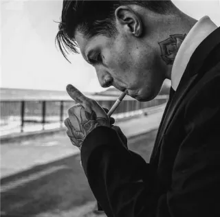 🚬 uomo, fumare, sigaretta, tatuaggio, completo, bianco e nero telegram sticker