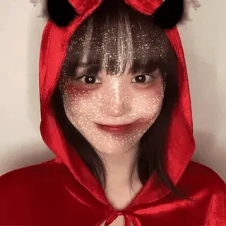 🧛♀️ đỏ, quỷ, sừng, trang phục, áo trùm đầu, lấp lánh telegram sticker