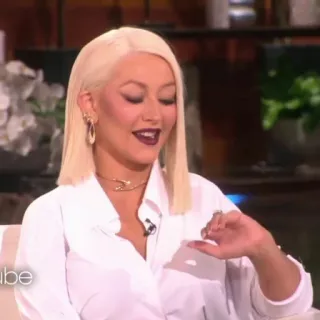 🌦 Christina Aguilera cantante, celebridad, pelo rubio, camisa blanca, pendientes telegram sticker