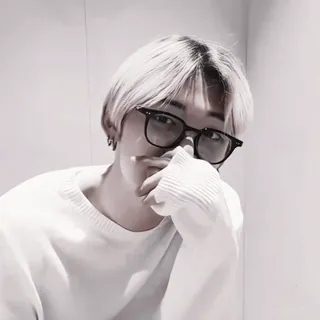 🥓 osoba, mężczyzna, okulary, portret, biała koszula, wewnątrz telegram sticker