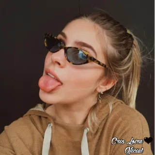 😜 Cris Loara Oficial Frau, Sonnenbrille, Porträt, Zunge, junger Erwachsener telegram sticker