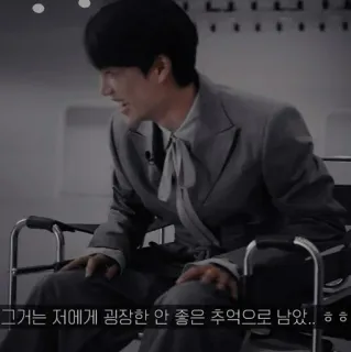 📽 그거는 저에게 굉장한 안 좋은 추억으로 남았..ㅎㅎ เกาหลี, ผู้ชาย, ชุดสูท, นั่ง, รถเข็น whatsapp sticker