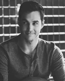 🌑 Kai Parker homme, sourire narquois, acteur, portrait telegram sticker