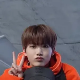 🪐 kpop, asiatisch, Porträt, jung, Friedenszeichen telegram sticker