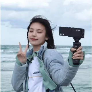📷 donna, spiaggia, segno di pace, vlogger, telecamera, oceano telegram sticker