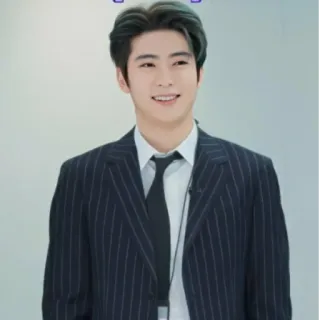 🦅 мужчина, костюм, корейский, улыбается, официальная одежда, актер, k-pop whatsapp sticker