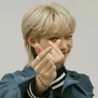💕 Felix Kpop, Felix, Stray Kids, 韩国流行, 偶像, 手指爱心, 眨眼 telegram sticker