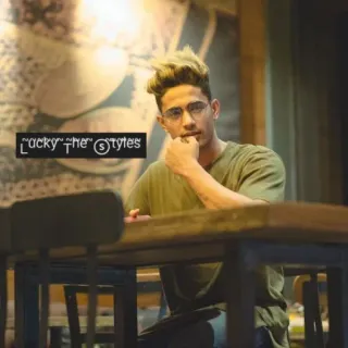 🤔 Lucky the Styles hombre, gafas, cafetería, sentado, interior whatsapp sticker