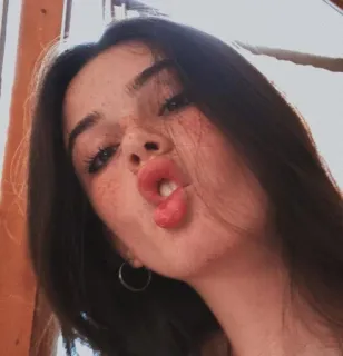 ✨ mujer, morena, pecas, selfie, retrato, joven, cara telegram sticker