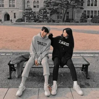 🤭 CARIN couple, hoodies, adolescents, banc, vêtements décontractés telegram sticker