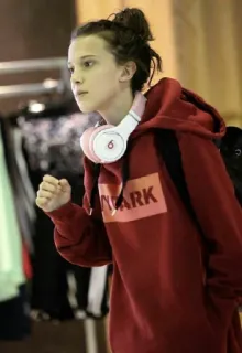 😌 DARK Millie Bobby Brown, celebridade, atriz, fones de ouvido, moda, retrato telegram sticker