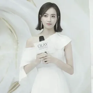 🎐 OLAY INFUSIONS olay, infusões, cuidados com a pele, beleza, cosméticos, mulher, vestido branco, marca telegram sticker