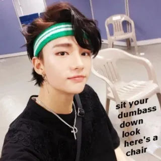 🍕 sit your dumbass down look here's a chair ヒョンジン, kpop, stray kids, ミーム, 椅子 whatsapp sticker