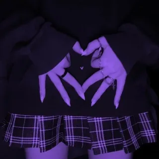 💜 Herz Hand Geste, karierter Rock, kawaii, niedlich, Jugendmode telegram sticker