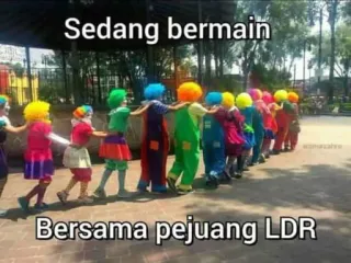 🤡 Sedang bermain
Bersama pejuang LDR klauny, związek na odległość, przyjaźń, grupa, zabawa, kolorowy, ludzie telegram sticker