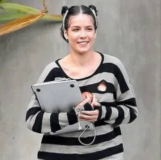 ✨ Halsey piosenkarka, kobieta, uśmiechnięta, portret, casual telegram sticker