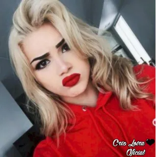 😒 Cris Loera Oficial Porträt, blond, Frau, rote Lippen, Kapuzenpullover telegram sticker