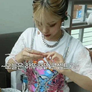 💶 ~오늘은 하뚜하뚜 콘셉트로~ 여자, 사람, 실내, 블라우스, 보석, 목걸이 telegram sticker
