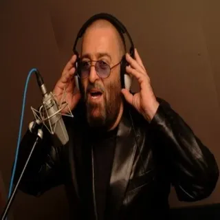😛 piosenkarz, muzyk, mikrofon, słuchawki, nagranie, studio, mężczyzna, broda telegram sticker