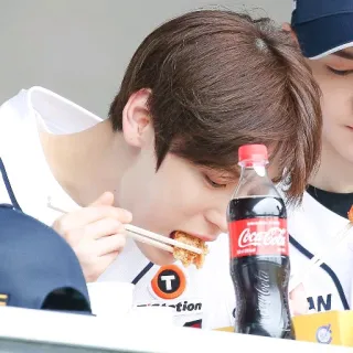 ☘ comiendo, comida, persona, coca cola, bebida, hombre, palillos telegram sticker
