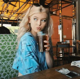 🍹 mujer, bebida, rubia, gafas de sol, sentada, restaurante telegram sticker