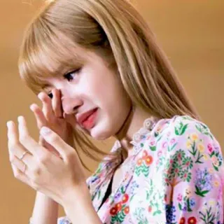 😭 Lisa K-Pop, Idool, Beroemdheid, verdrietig, huilend, emotioneel telegram sticker