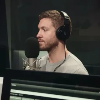 🎧 Calvin Harris, DJ, música, estúdio, fones de ouvido, rádio, microfone telegram sticker