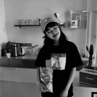 🐚 it. woman, indoor, kitchen, casual, pose, smile whatsapp sticker