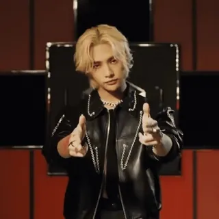 ❤️ osoba, blond włosy, skórzana kurtka, kpop, idol, mężczyzna telegram sticker