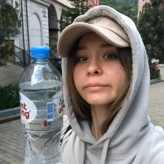 💧 osoba, kobieta, butelka wody, bluza z kapturem, czapka, selfie telegram sticker