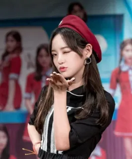 😚 donna, ragazza, asiatica, kpop, ritratto, basco telegram sticker